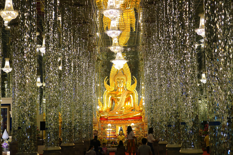 タイ ウタイタニー県 ワット・チャンタラーム ワット・タースン ガラスの寺院