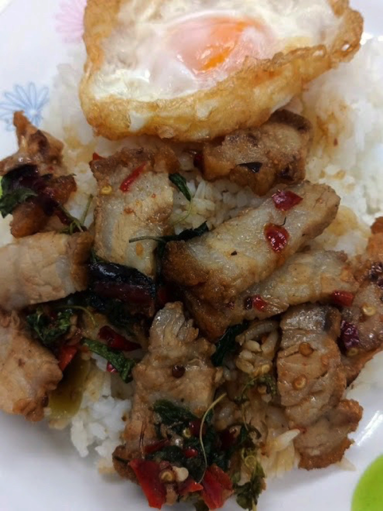 タイ タイ料理 サラメシ カオガパオムークローブカイダーオ ข้าวกะเพราหมูกรอบไข่ดาว　　