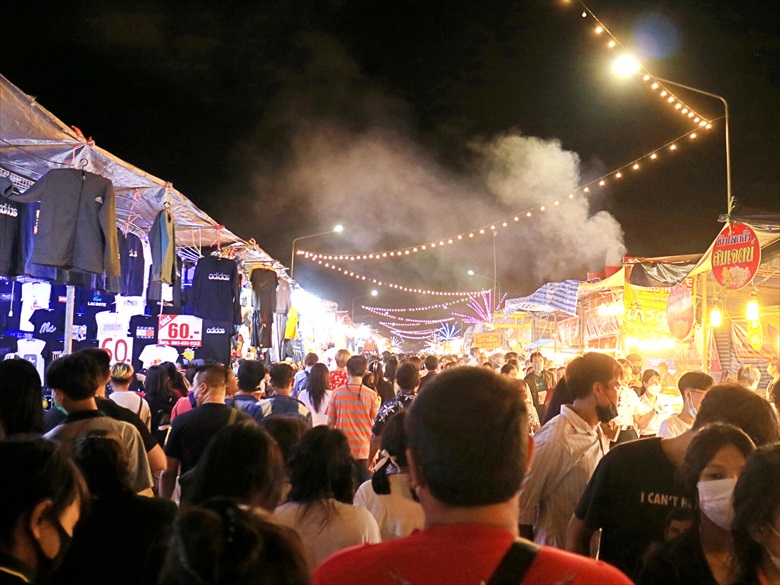 タイ シラチャ ロイクラトン祭り