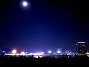 タイ シラチャ ロイクラトン祭り 満月 皆既月食